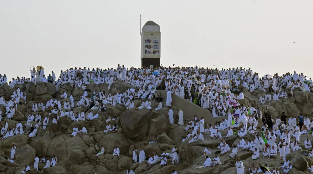 الحجاج وقفوا على صعيد عرفات تلهج ألسنتهم بالتلبية والتهليل والدعاء طلباً للمغفرة والرحمة (تصوير: بشير صالح)