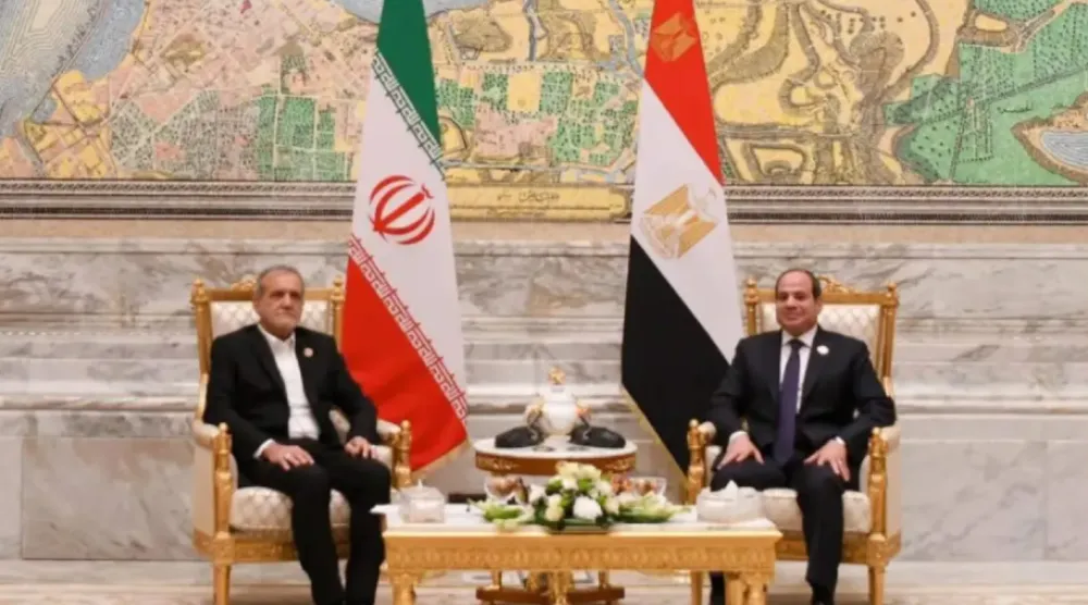 الرئيس السيسي ونظيره الإيراني مسعود بزشكيان في لقاء سابق بالقاهرة ديسمبر 2024 (الرئاسة المصرية)