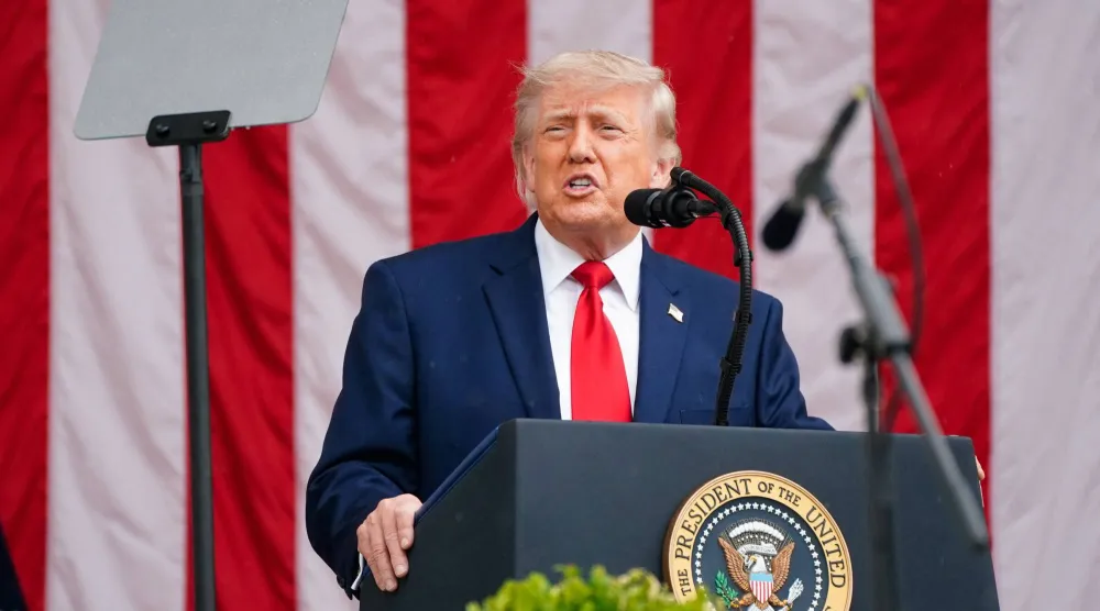 الرئيس الأميركي دونالد ترمب يلقي كلمة بمناسبة يوم الذكرى في مقبرة أرلينغتون الوطنية في أرلينغتون بولاية فيرجينيا، الولايات المتحدة 25 مايو 2026 (رويترز)
