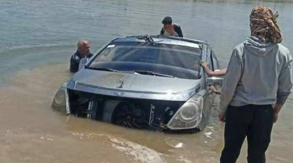 صورة متداولة للعبارة المائية التي غرقت في دير الزور وهي تحمل سيارة
