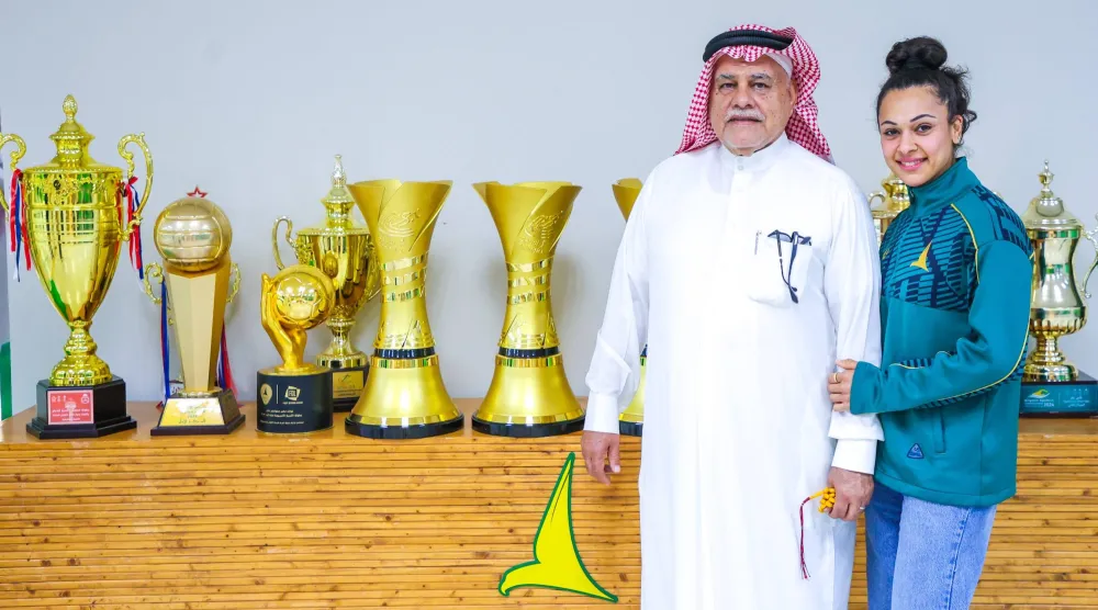 سارة الهلال مع والدها خلال تكريمها في نادي الخليج (موقع النادي)
