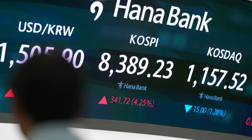 شاشات تعرض مؤشر «كوسبي» وسعر صرف العملات الأجنبية بين الدولار والوون الكوري الجنوبي، ومؤشر أسعار الأوراق المالية الكوري الآلي في سيول (أ.ب)