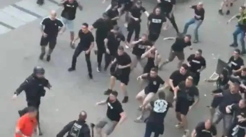 حاولت مجموعة من الرجال يرتدون ملابس سوداء استفزاز مشجعي كريستال بالاس (وسائل إعلام إنجليزية)