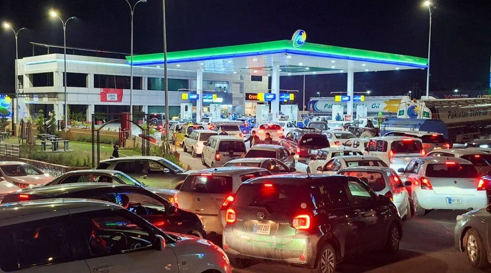 طوابير من السيارات التي تنتظر دورها أمام إحدى محطات التزود بالوقود في إسلام آباد (رويترز)