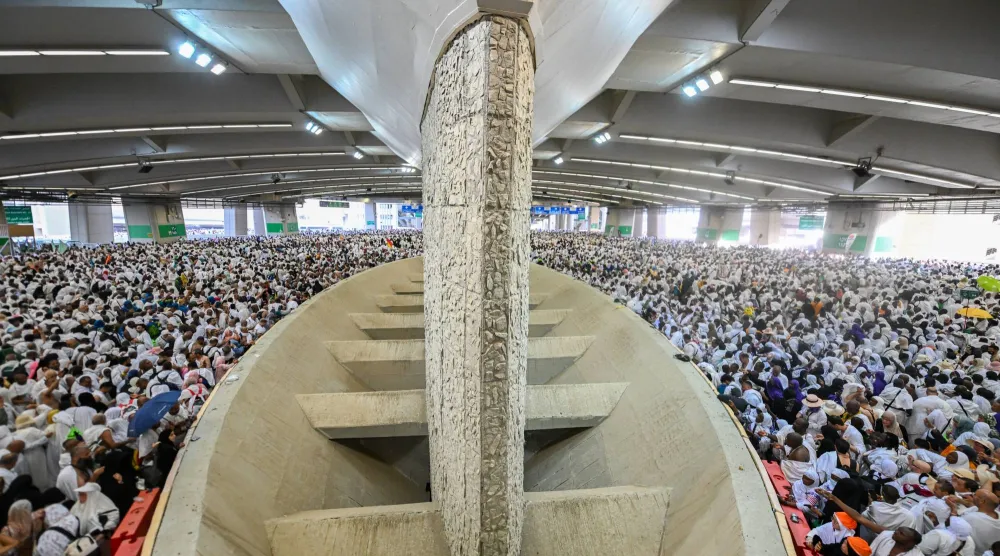 حجاج بيت الله الحرام يرمون جمرة العقبة الكبرى في أول أيام عيد الأضحى (تصوير: علي خمج)