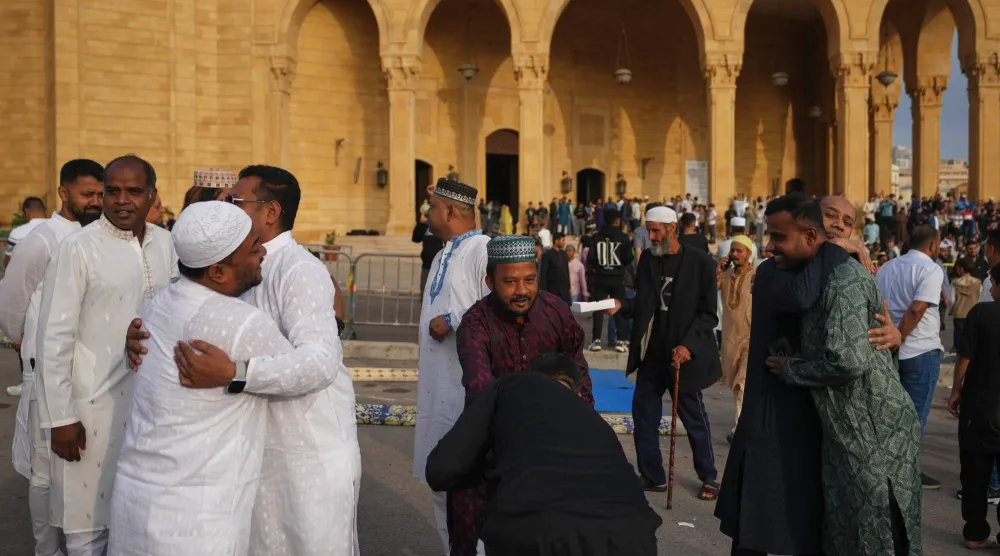 مصلون يتبادلون المعايدات بعد صلاة عيد الأضحى في جامع محمد الأمين في وسط بيروت (أ.ب)