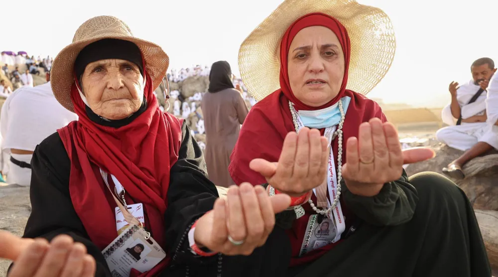 الحاجة اللبنانية نجمة رفاعي حمود مع ابنتها منى عطا الله الحسين في المشاعر المقدسة (تصوير: عدنان مهدلي)