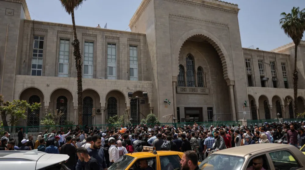 جمهرة خارج «قصر العدل» يوم محاكمة عاطف نجيب المتهم بارتكاب جرائم حرب في 26 أبريل 2026 (رويترز)