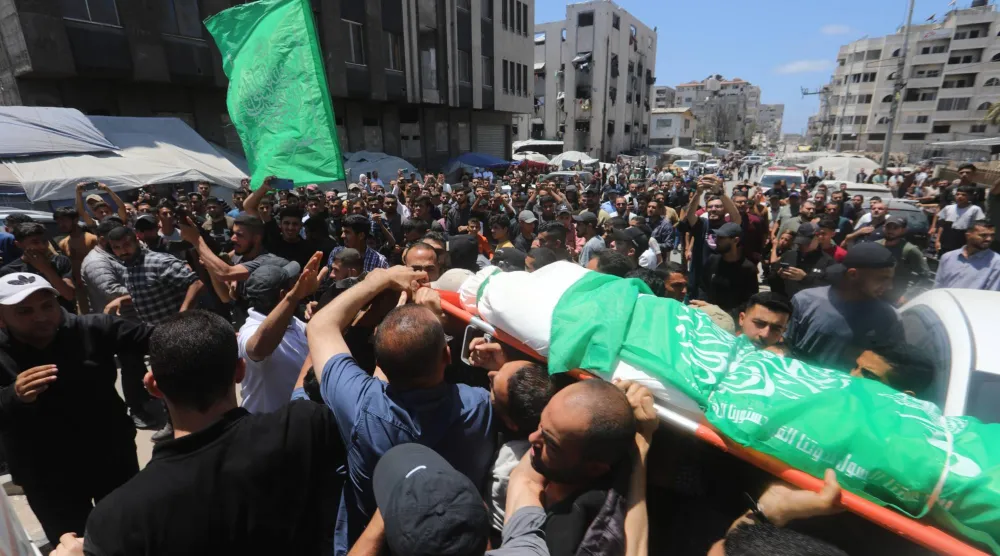 فلسطينيون يحملون جثامين محمد عودة القائد في الجناح العسكري لحركة «حماس» وزوجته وابنه خلال جنازتهم في مدينة غزة 27 مايو 2026 (د.ب.أ)