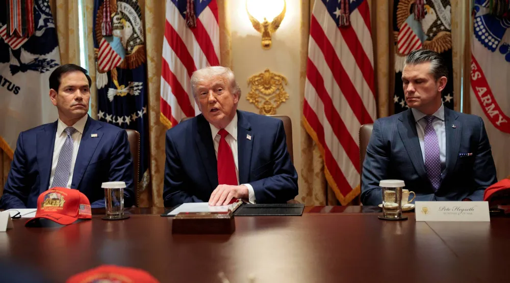 الرئيس الأميركي دونالد ترمب ووزير الخارجية ماركو روبيو ووزير الدفاع بيت هيغسيث خلال اجتماع لمجلس الوزراء في غرفة الاجتماعات بالبيت الأبيض في واشنطن (رويترز)