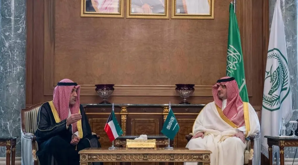 الأمير عبد العزيز بن سعود مستقبلاً الشيخ فهد اليوسف بمقر وزارة الداخلية السعودية في مكة المكرمة (واس)