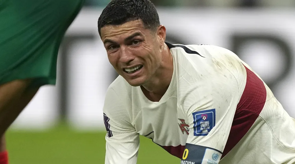 رونالدو متحسراً عقب الخروج من مونديال قطر 2022 (الشرق الأوسط)