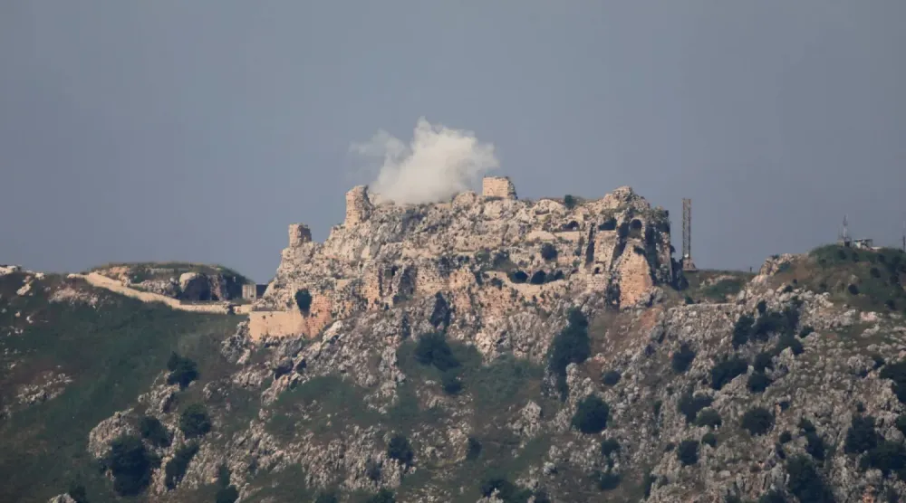 Nebatiye'nin doğusundaki Beaufort Kalesi'nden, İsrail'in kaleyi hedef alan hava saldırıları sonucu duman yükseliyor, (Reuters)