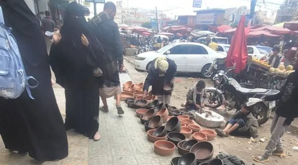 جبايات الحوثيين قادت إلى ارتفاع الأسعار وتراجع القدرة الشرائية (الشرق الأوسط)
