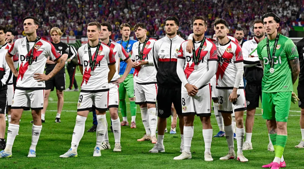 اعتذر لاعبو رايو فايكانو المحبطون للجماهير بعد أن باءت محاولتهم للفوز بأول لقب أوروبي (أ.ف.ب)