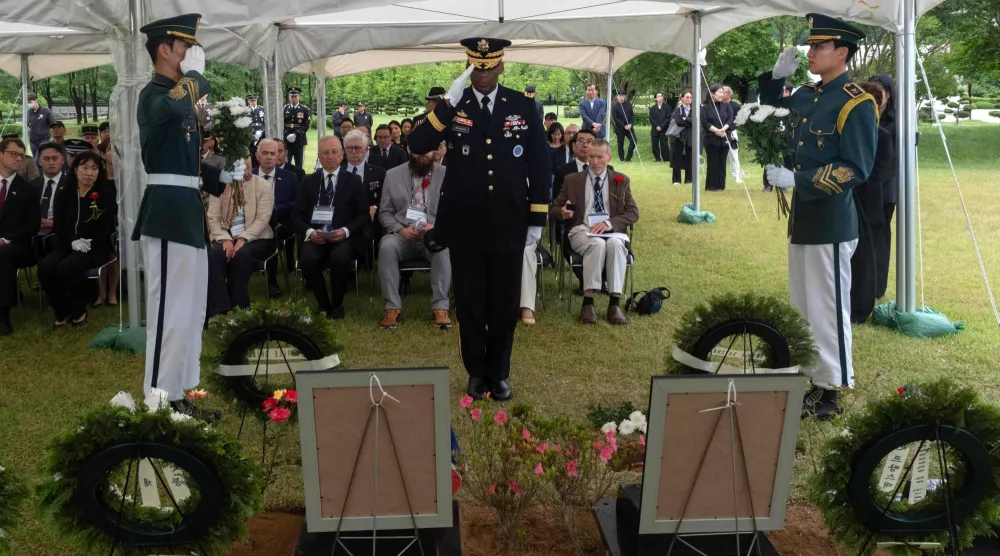 The commander of the United States Forces Korea (USFK) and of the United Nations Command (UNC) general Xavier Brunson pays his respects at the graves of two French veterans of the Korean War, Jacques Grisolet and Andre Datcharry, at the United Nations Memorial Cemetery in Korea (UNMCK) in Busan, South Korea, on May 27, 2026. (AFP) 