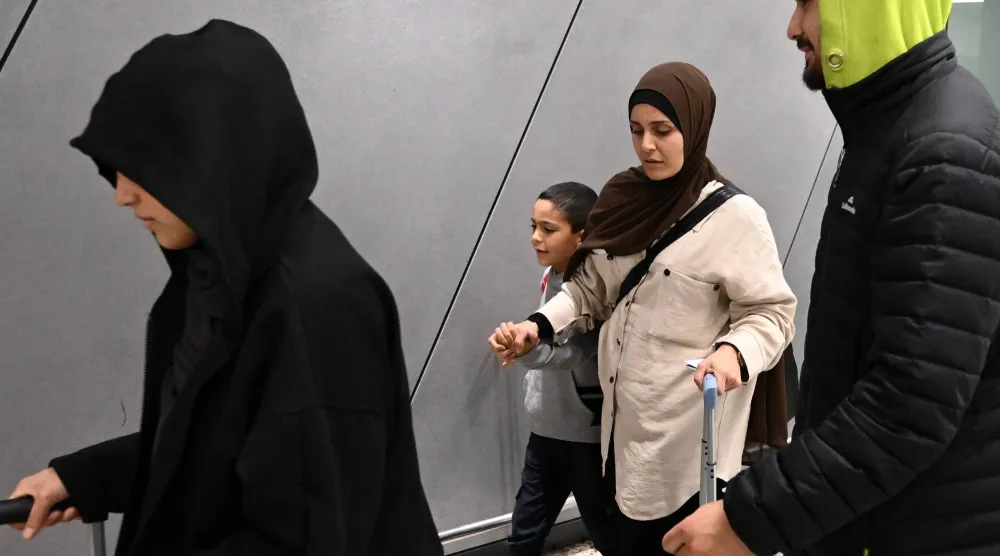 امرأتان وطفلة من عوائل «داعش» بعد وصولهن إلى مطار ملبورن من سوريا (أ.ب)