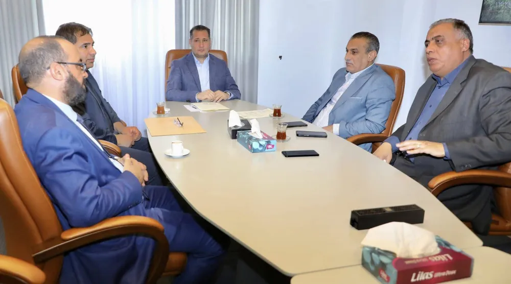 رئيس مصلحة الضرائب في غرب ليبيا خلال اجتماع لمناقشة تسوية مديونية الجهات العامة لدى المصلحة في عام 2024 (الصفحة الرسمية للمصلحة)