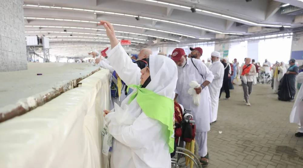 الحجاج خلال أدائهم مناسك أول أيام التشريق برمي الجمرات الثلاث (تصوير: عدنان مهدلي)