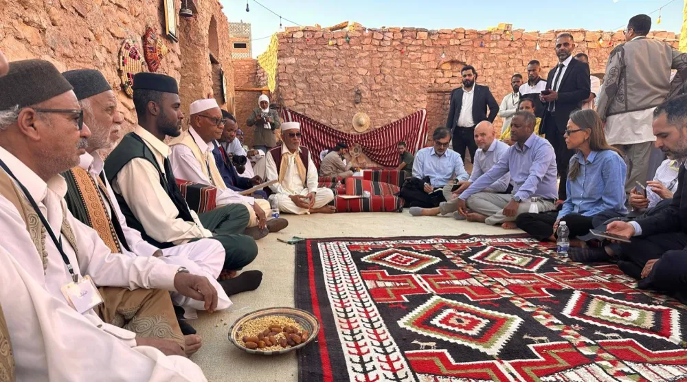 نائبة المبعوثة الأممية أولريكا ريتشاردسون خلال زيارة إلى الجنوب الليبي الاثنين الماضي (البعثة الأممية)