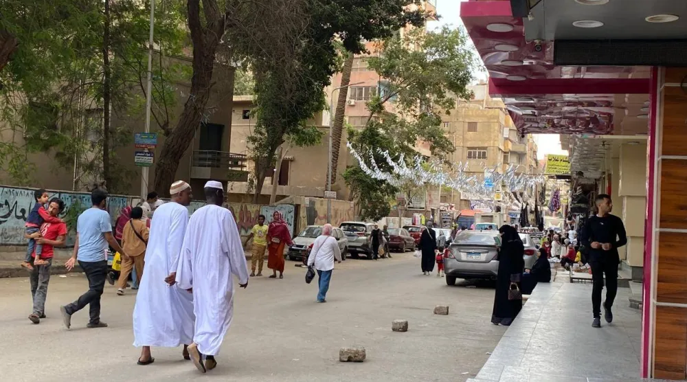 عشرات الآلاف من السودانيين رحلوا من مصر لكن الوجود السوداني لا يزال ملحوظاً في الشارع (الشرق الأوسط)