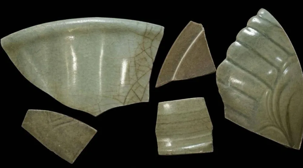 A collection of archaeological finds and fragments of Chinese porcelain (Ministry of Tourism and Antiquities)