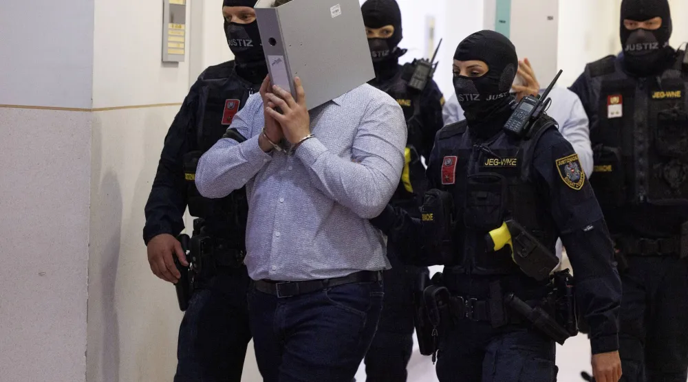 الشرطة ترافق المتهم في قضية التخطيط لشن هجوم على حفل تايلور سويفت في فيينا أثناء دخوله قاعة المحكمة 28 مايو 2026 (د.ب.أ)