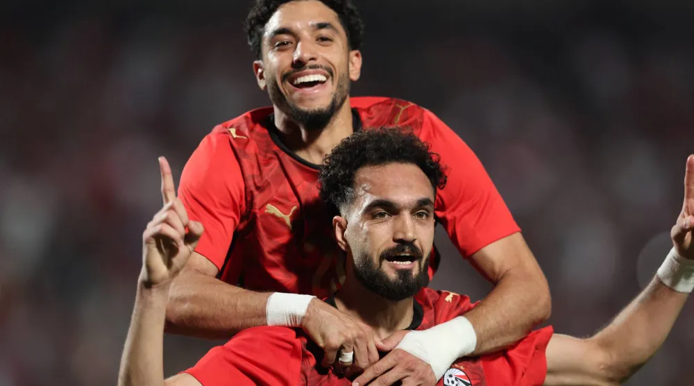 مصطفى عبد الرؤوف «زيكو» يتلقى تهنئة زميله عمر مرموش بعد هدفه في روسيا (رويترز)