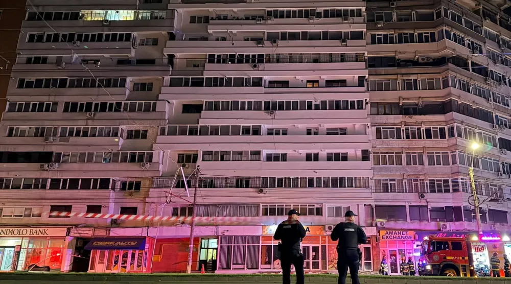رجال الإطفاء وقوات إنفاذ القانون يعملون في موقع انفجار وقع في مبنى سكني عقب استهدافه بطائرة مسيرة بالقرب من الحدود مع أوكرانيا في مدينة غالاتي الرومانية (رويترز)