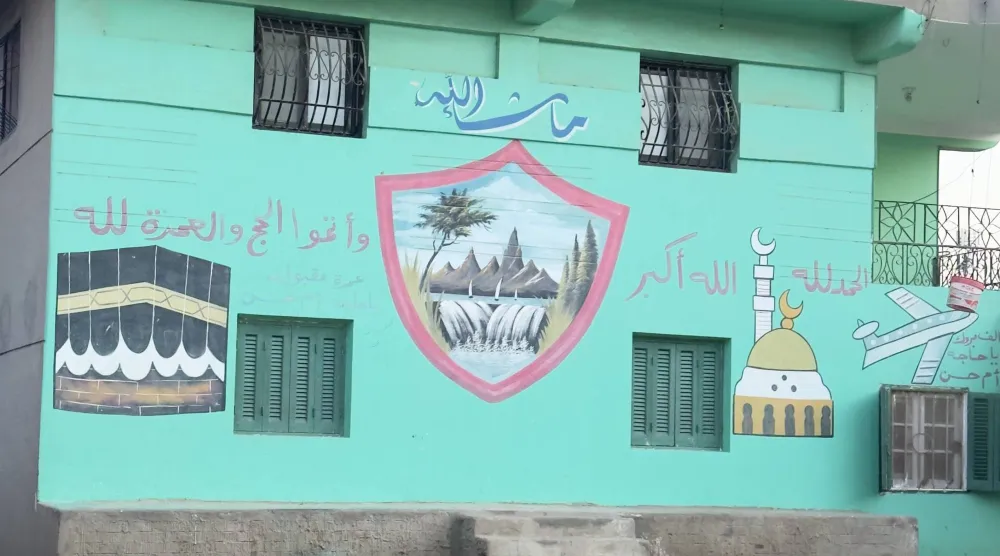 مصريون يزيِّنون بيوتهم بصور الكعبة المشرفة (الشرق الأوسط)