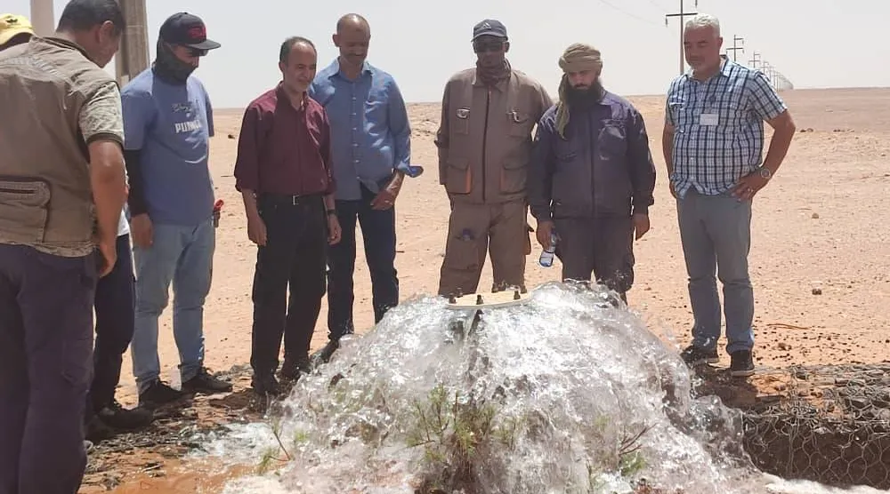 مياه تتدفق من إحدى آبار المياه في النهر الاصطناعي (الصفحة الرسمية لجهاز إدارة النهر في بنغازي)