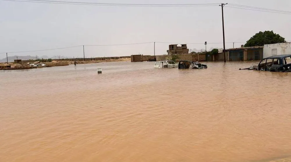 سيارات طافية فوق مياه سيول جارفة أغرقت مدينة تهالة في الجنوب الليبي (الهلال الأحمر الليبي)