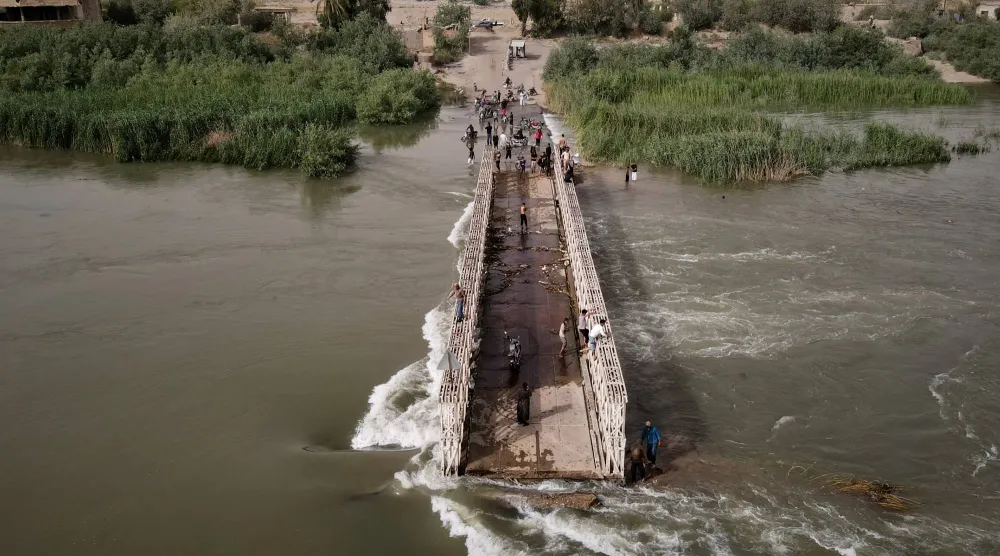 جسر تضرر بفعل فيضان الفرات قرب دير الزور يوم الخميس (أ.ب)