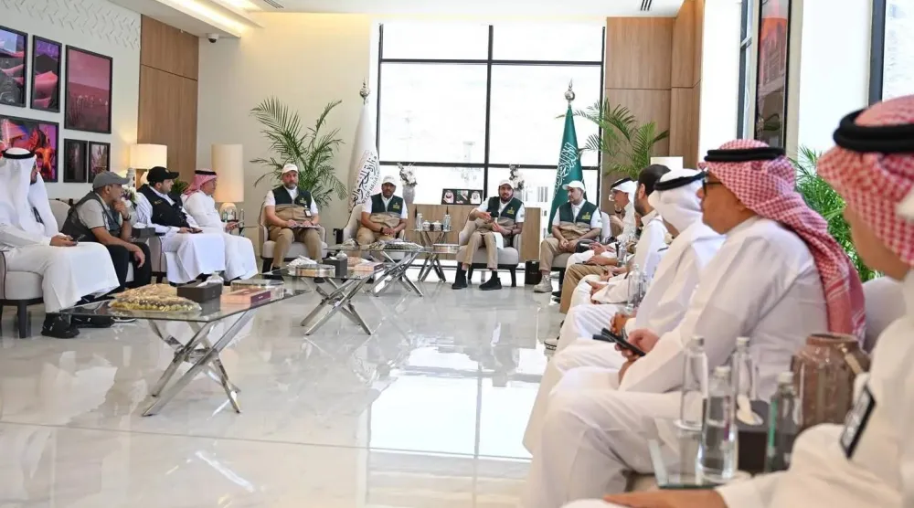 وزير الحج السعودي الدكتور توفيق الربيعة لدى لقائه بممثلي الشركات في مشعر مِنى الجمعة (واس)