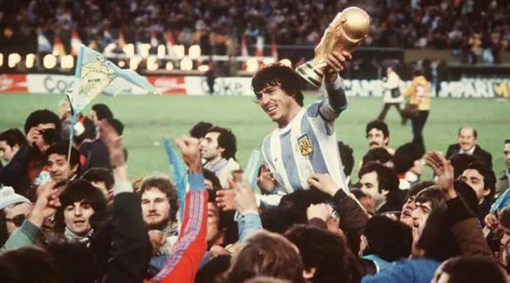 القائد ماريو باساريلا يحمل كأس العالم 1978 (فيفا)