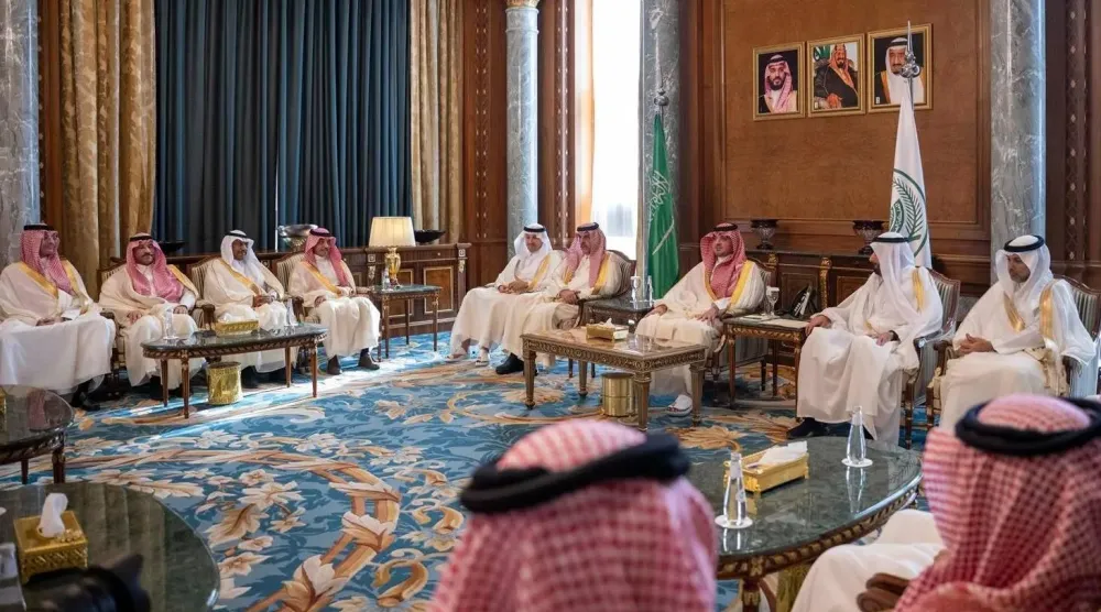 الأمير عبد العزيز بن سعود لدى لقائه الوزراء ورؤساء الجهات المشاركة في الحج (واس)