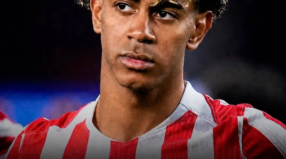 صورة تخيلية نشرها أتلتيكو مدريد لنجم برشلونة لامين يامال مرتدياً زي الأتليتي (نادي أتلتيكو مدريد)