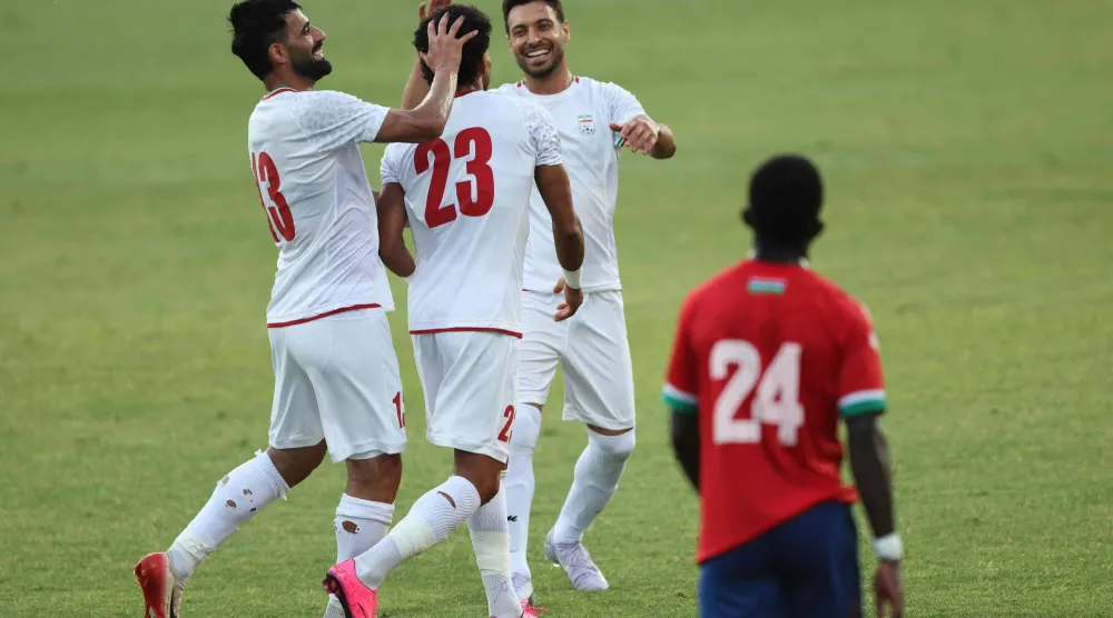 فرحة لاعبي إيران بهدف رامين رضائيان في مرمى غامبيا (أ.ف.ب)