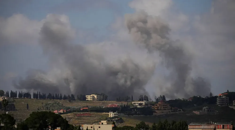 İsrail'in bugün Güney Lübnan'a düzenlediği bombardımanın ardından dumanlar yükseliyor (Reuters)