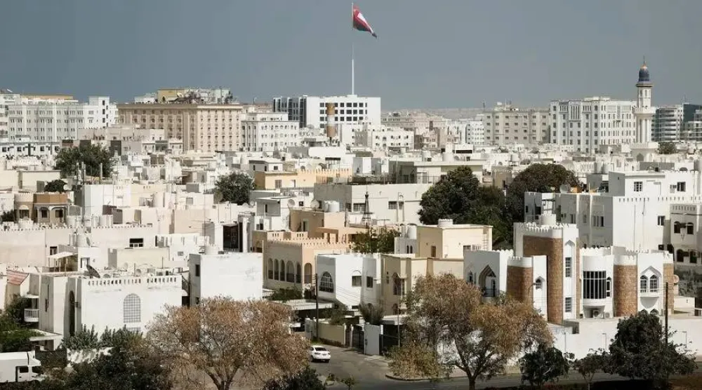 المباني المحيطة بمسجد الخوير الجنوبي المركزي في مسقط (رويترز)
