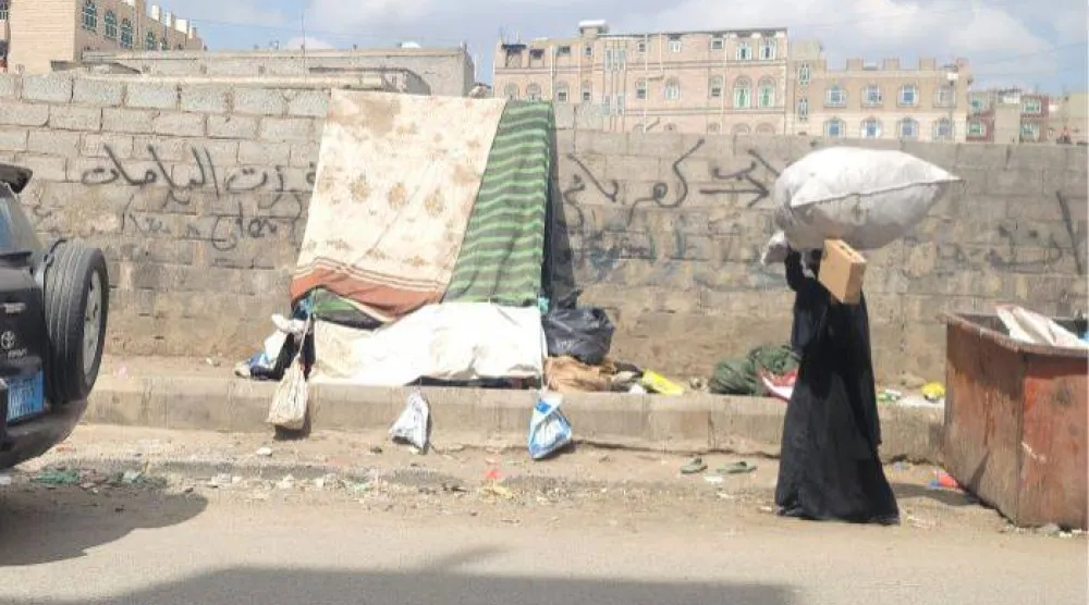 أسرة يمنية نازحة تفترش أحد الشوارع في صنعاء (الشرق الأوسط)