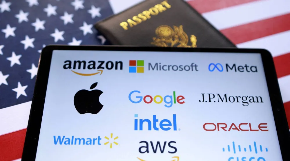 علم الولايات المتحدة وجواز سفر وهمي بالإضافة إلى شعارات كبرى شركات التكنولوجيا في أميركا (رويترز)