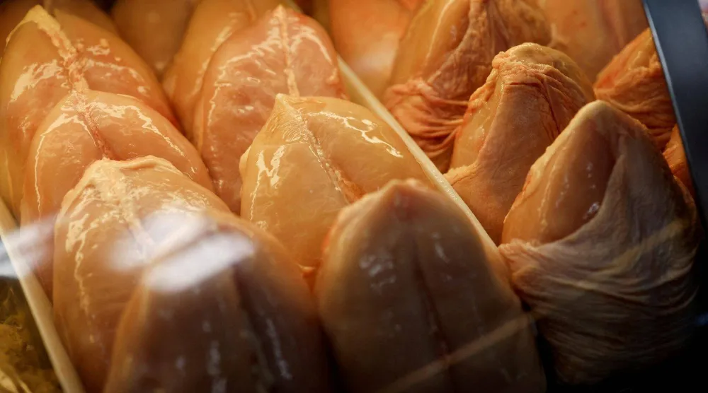غسل الدجاج قبل الطهي قد يضر أكثر مما ينفع (رويترز)