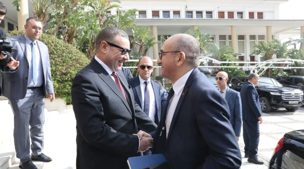 وزير الداخلية الجزائري مستقبِلاً نظيره الفرنسي بمقر الوزارة في 16 فبراير الماضي (وزارة الداخلية الجزائرية)