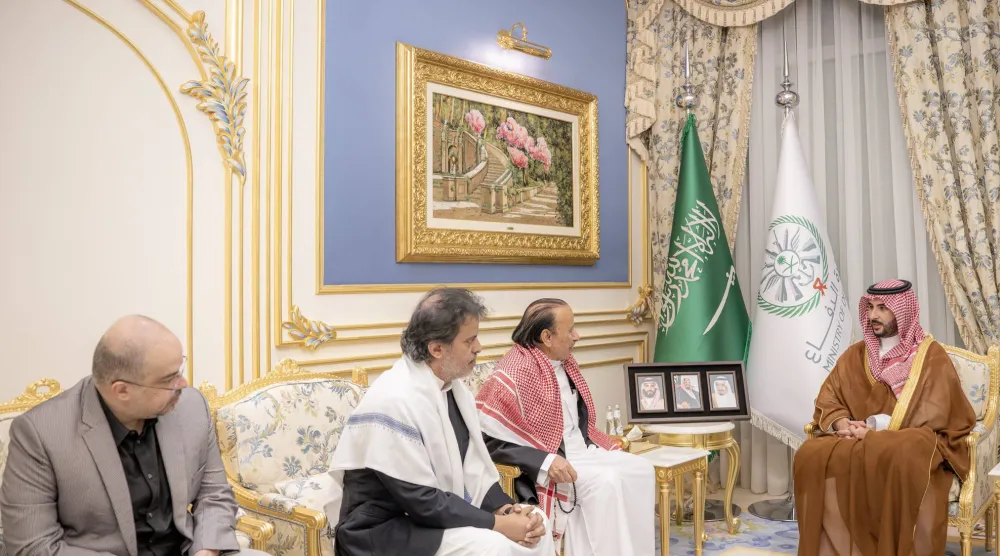 زير الدفاع السعودي خلال لقائه بذوي الفقيد يتقدمهم اللواء ناصر منصور هادي شقيق الرئيس عبد ربه منصور في الرياض (واس)