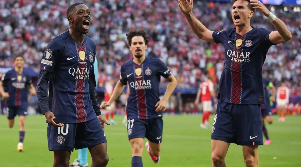 عثمان ديمبيلي وفابيان رويز يحتفلان بعد تسجيل هدف من ركلة جزاء خلال المباراة النهائية لدوري أبطال أوروبا بين باريس سان جيرمان وآرسنال في بودابست (أ.ب)