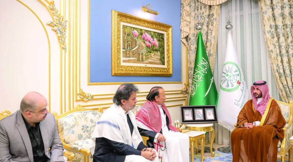 وزير الدفاع السعودي خلال لقائه بذوي الفقيد يتقدمهم شقيقه اللواء ناصر منصور هادي (واس)
