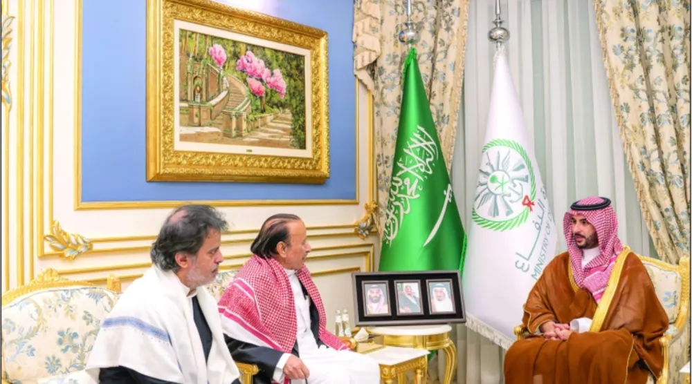 وزير الدفاع السعودي خلال لقائه بذوي الفقيد يتقدمهم شقيقه اللواء ناصر منصور هادي (واس)
