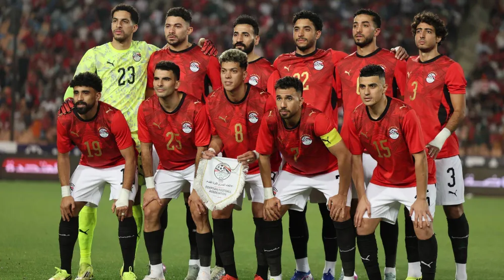 لاعبو المنتخب المصري قبل انطلاق مباراتهم الودية الأخيرة أمام روسيا (رويترز)