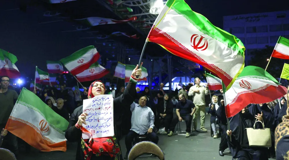 
إيرانيون يلوحون بأعلام بلدهم خلال مظاهرة مناهضة للولايات المتحدة وإسرائيل في طهران في 29 مايو الحالي (أ.ف.ب)